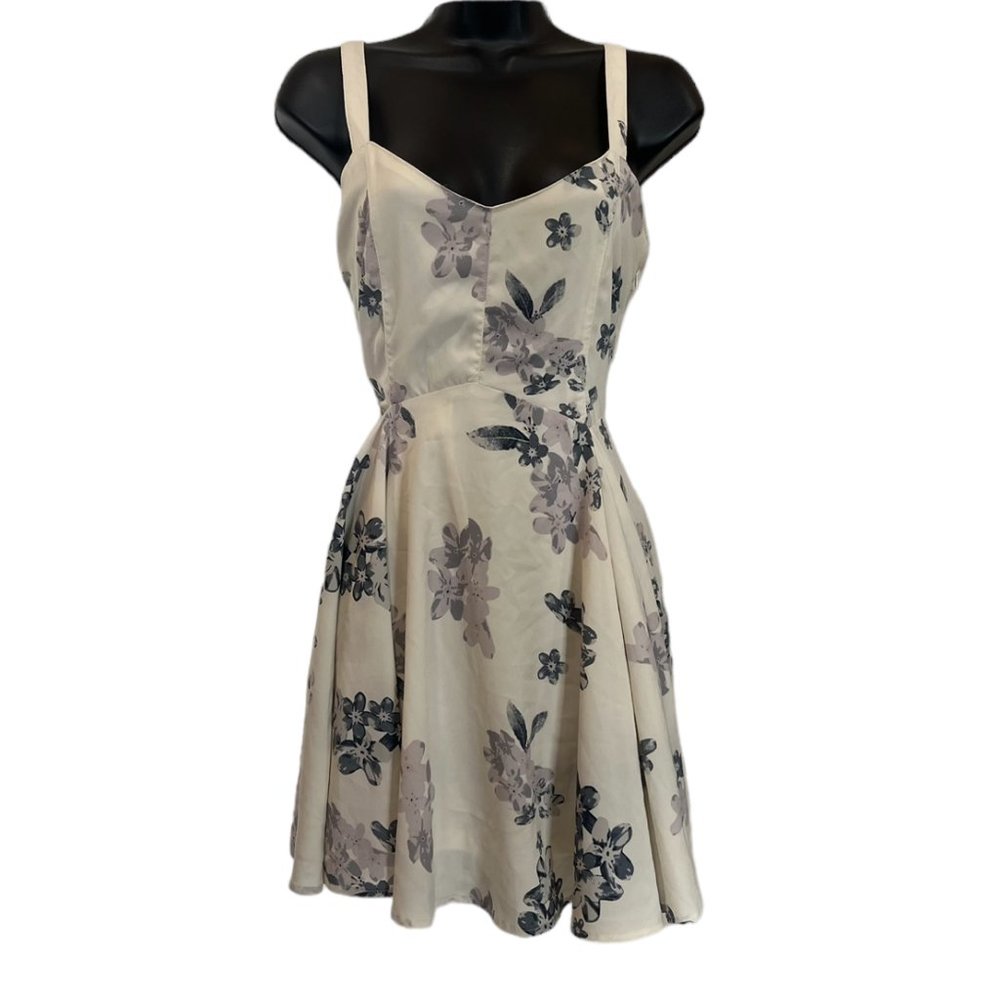 Women's Fit and Flare White Floral Margot Dress Size M